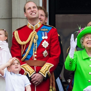 Фото дня: принц Джордж и принцесса Шарлотта на параде в честь королевы Елизаветы II