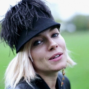 Сиенна Миллер снялась в пародии на звездных матерей