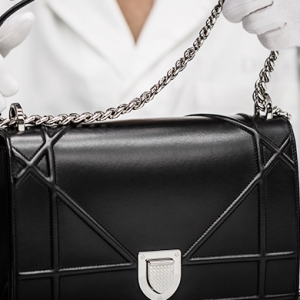 У вас на глазах: как создаются сумки Dior Diorama