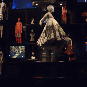 Видео о выставке Александра МакКуина Savage Beauty