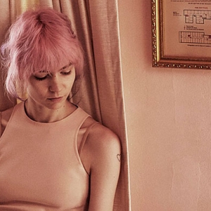 Grimes говорит об энвайронментализме в рекламе аромата Stella McCartney