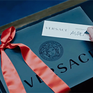 Рождественская фабрика подарков в новом видео Versace