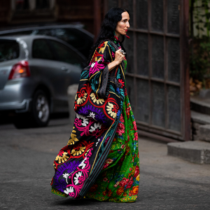 Акцентные воротники и кожаные плащи: что носят на Неделе моды в Тбилиси
