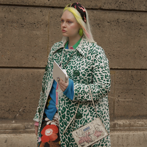 Пелерины и медицинские маски на Неделе моды в Париже — стритстайл BURO.