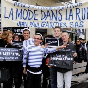 Сотрудники дома Jean Paul Gaultier вышли на демонстрацию