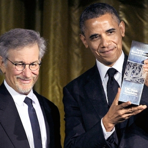 Барак Обама удостоен награды Ambassador for Humanity Award