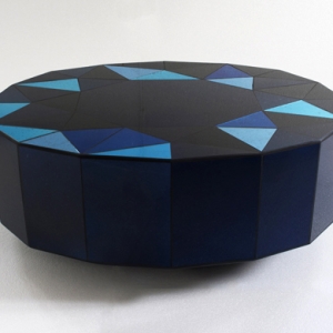 Объект желания: стол из кусочков изумрудного зеркала