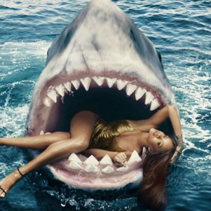 Рианна плавает с акулами на страницах Harper's Bazaar