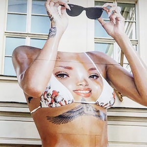 Голову с плеч! Скульптура Рианны на биеннале современного искусства в Берлине