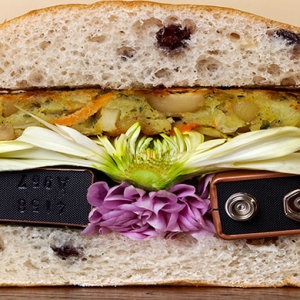 Хлеб, батарейки, цветы: фотопроект, созданный из забытых списков покупок