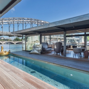 В Париже открылся первый отель на воде