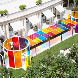 Веранда парижского отеля Le Bristol превратилась в арт-инсталляцию