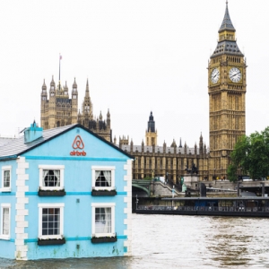Airbnb запустили плавучий дом по Темзе