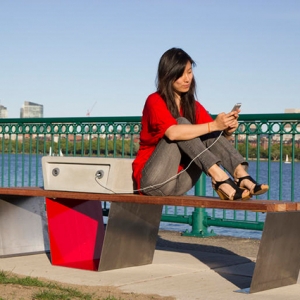 Жители Бостона смогут подзаряжать телефоны от скамеек