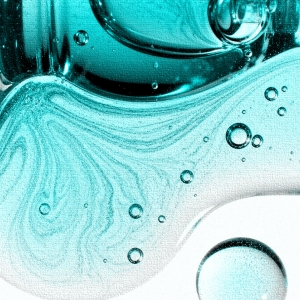 С витаминами, ниацинамидом и гиалуроновой кислотой: 8 легких сывороток на весну