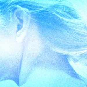 Почему важно обновлять уход за кожей головы весной и как это делать правильно? Отвечает эксперт