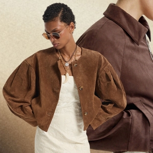 Тренчи, юбки, мюли и кепки: 40 вещей из замши на весну 2026