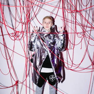 «Искусство для того и существует, чтобы ставить перед обществом новые вопросы». Важный разговор с певцом BRS о музыке, нежности и не только