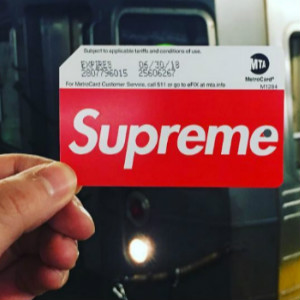Проездные на метро с логотипом Supreme стали причиной беспорядков