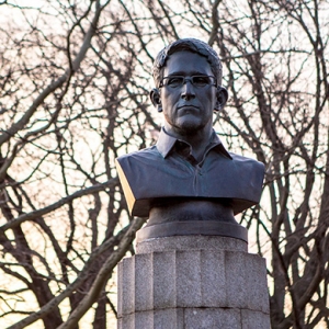 В Нью-Йорке появился и исчез памятник Эдварду Сноудену