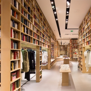 Библиотечный интерьер бутика Sonia Rykiel решили оставить на сезон