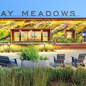 Цветочный фасад Bay Meadows Welcome Center