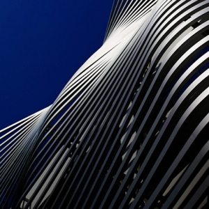 Волнообразный фасад из стальных жалюзи в Токио