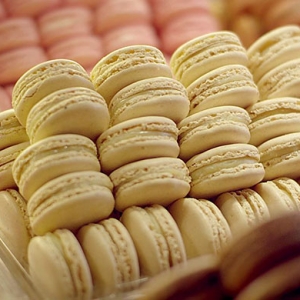 Пирожные-макарон Ladurée теперь и в России