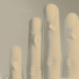 Как стресс влияет на здоровье ногтей и какие процедуры помогут их восстановить? Отвечает эксперт