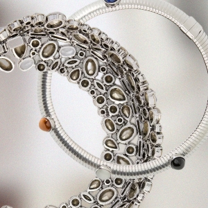 Королевская роскошь, минимальный минимализм и другие бижу-тренды весна-лето 2026