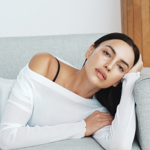 Ирина Шейк и культовые бьюти-средства. Все, что нужно знать о новой рекламной кампании d’Alba