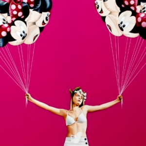 Глянцевое одиночество: выставка \"8\" Чави Виларо