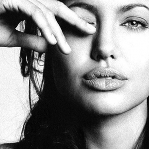 Джоли снова выступит режиссером?