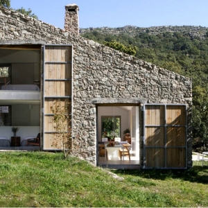 Загородный дом из заброшенной конюшни 