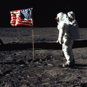 Американцы намусорили на Луне 