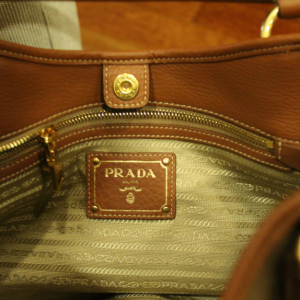 Prada не будет бороться с подделками