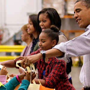 Обама с семьей накормил нуждающихся 