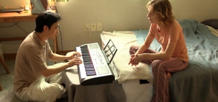 Импровизированная съемка и терапия вместо зубрежки: почему стоит увидеть «Нужды путешественника» с Изабель Юппер