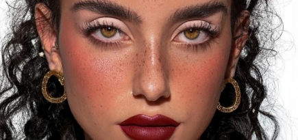 Сияющая кожа, румяна и кокетливые веснушки: туториал от визажистов по самым трендовым макияжам лета