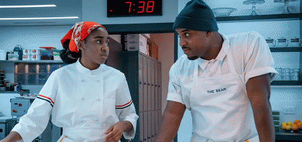 Шапка бини, винтажный деним и редкие кроссовки: что стоит за костюмами героев сериала «Медведь»