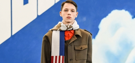 Футболка «Спаси и сохрани» и шапка в виде серпа с молотом: творчество Гоши Рубчинского в 10 фото