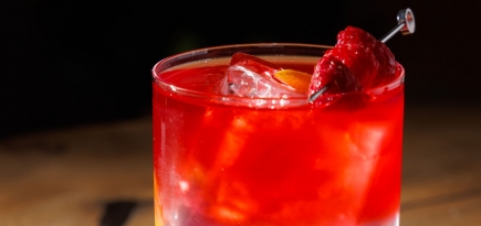 Малиновый джин-тоник и смородиновый сауэр: классные коктейли от шеф-бармена, которые легко повторить дома (18+)