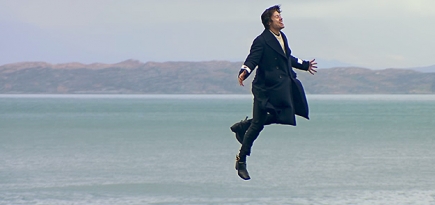Гарри Стайлс парит в воздухе в клипе «Sign of the Times»