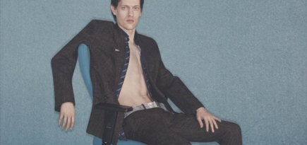 Balenciaga: мужская рекламная кампания с возрастной моделью и офисной мебелью