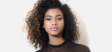 Как повторить укладки для кудрявых волос с модных показов