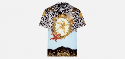Versace выпустил коллекцию китчевых футболок в память Джанни Версаче