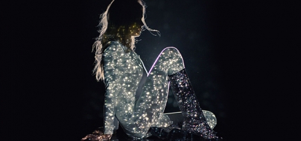 Chanel посвятил видео блестящим сапогам из осенне-зимней коллекции