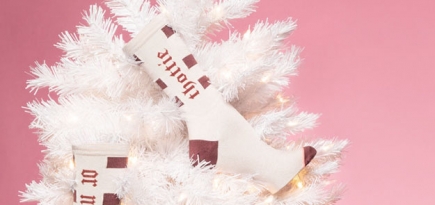 Рианна выпустила рождественские носки