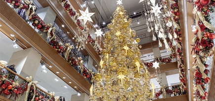 В ЦУМе появились рождественские бранчи и 10-метровая золотая елка