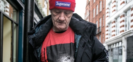 57-летний продавец фруктов стал инфлюенсером Supreme